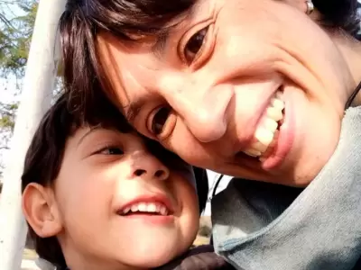 Micaela Andrea Lator junto a su hijo de 6
