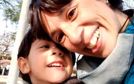 Micaela Andrea Lator junto a su hijo de 6