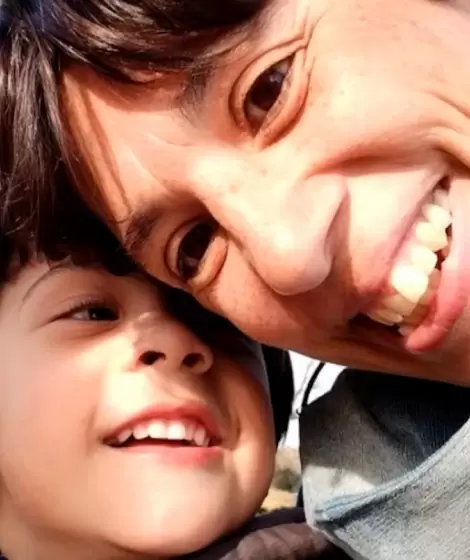 Micaela Andrea Lator junto a su hijo de 6