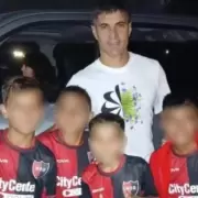 El fanatismo que castiga a los chicos: Newell's sancion a seis nenes por tomarse una foto con un jugador de Rosario Central