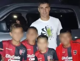 Sancionaron a seis chicos por sacarse una foto con un jugador de Rosario Central
