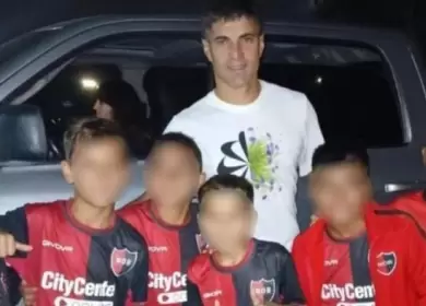 Sancionaron a seis chicos por sacarse una foto con un jugador de Rosario Central