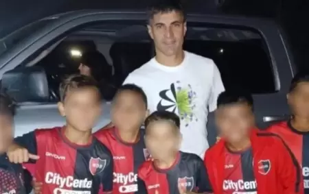 Sancionaron a seis chicos por sacarse una foto con un jugador de Rosario Central