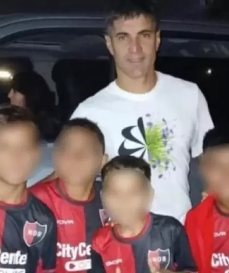 Sancionaron a seis chicos por sacarse una foto con un jugador de Rosario Central