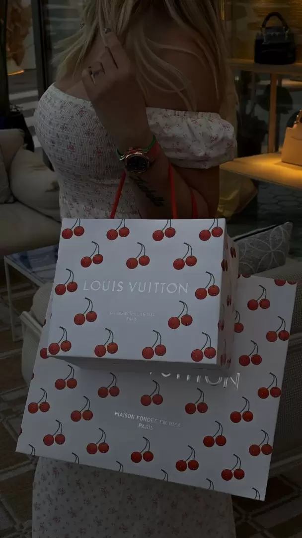 Wanda viajó con amigos y se fue de shopping