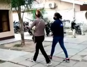 La mujer filmó golpizas a su bebé y las compartió con su ex en venganza