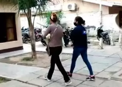 La mujer filmó golpizas a su bebé y las compartió con su ex en venganza