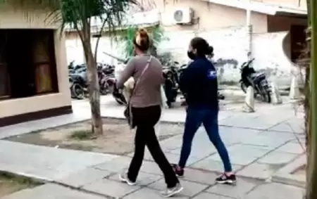 La mujer filmó golpizas a su bebé y las compartió con su ex en venganza