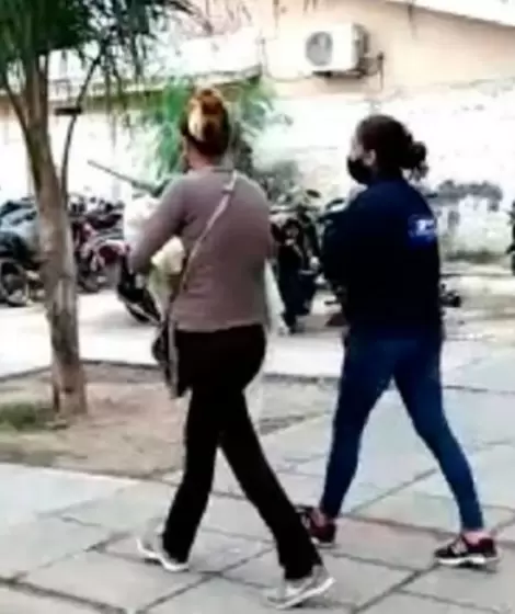La mujer filmó golpizas a su bebé y las compartió con su ex en venganza