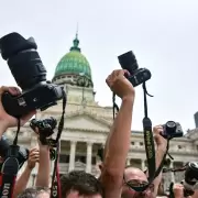 Censura, palos y hambre: la peligrosa tarea de ser periodista en la era de Javier Milei
