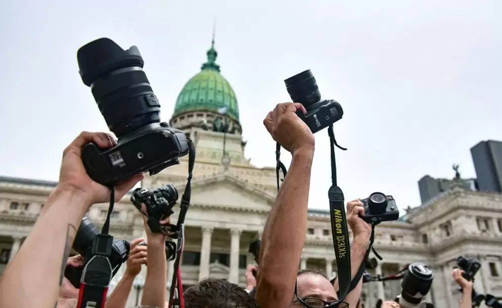 Censura, palos y hambre: la peligrosa tarea de ser periodista en la era de Javier Milei