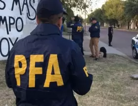 Un policía mató a un delincuente, hirió a otros dos y un menor está grave por una bala perdida