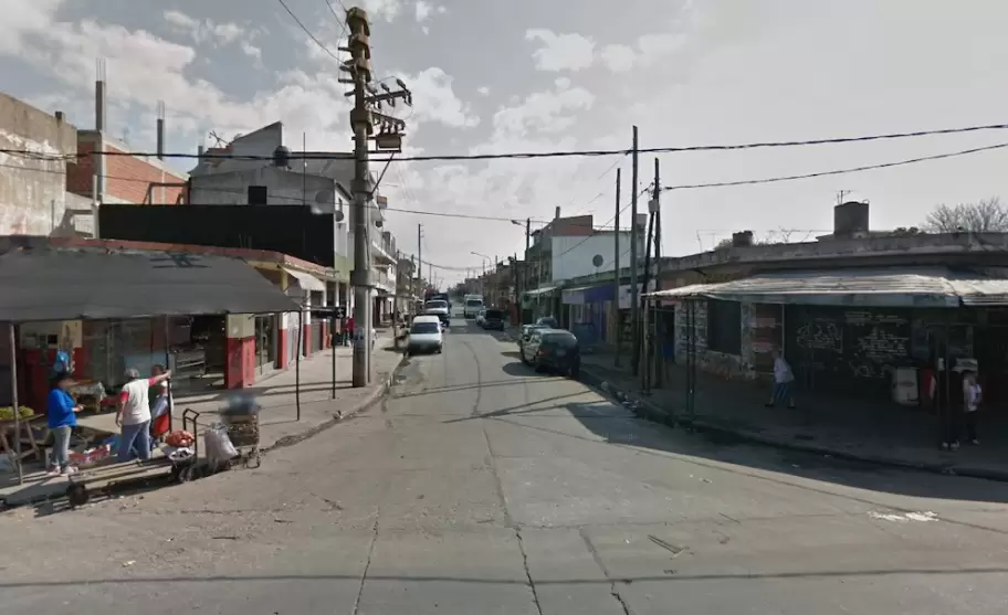 Un policía mató a un delincuente, hirió a otros dos y un menor está grave por una bala perdida
