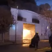 Fuego en la madrugada: pánico y evacuaciones por un voraz incendio en una fábrica de plásticos en San Justo