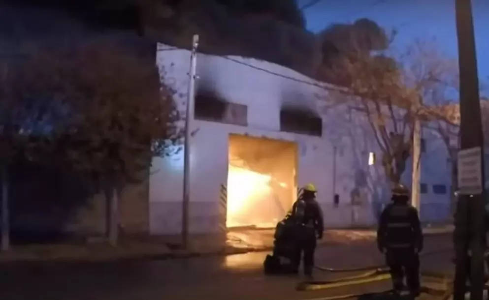 Fuego en la madrugada: pánico y evacuaciones por un voraz incendio en una fábrica de plásticos en San Justo