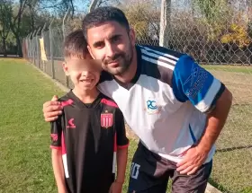 Fabián y Thiago Correa, el padre y el hijo que recibió un disparo en la cabeza y que pelea por su vida en el Hospital de Niños de San Justo.