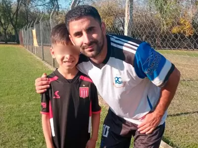 Fabián y Thiago Correa, el padre y el hijo que recibió un disparo en la cabeza y que pelea por su vida en el Hospital de Niños de San Justo.
