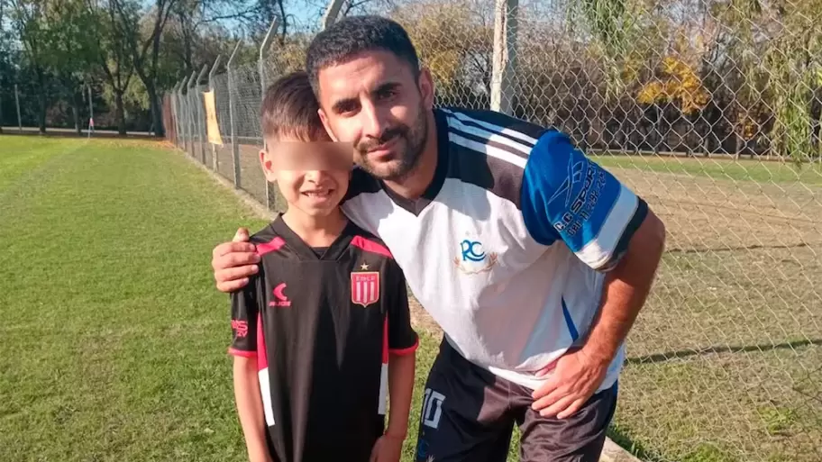 Fabián y Thiago Correa, el padre y el hijo que recibió un disparo en la cabeza y que pelea por su vida en el Hospital de Niños de San Justo.
