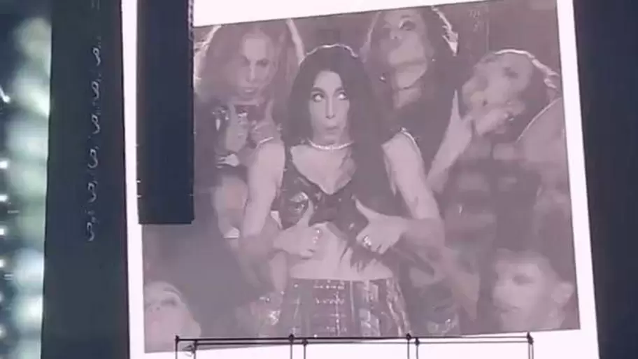 Lali Espósito y la postal que recorrió el país: la foto imitando a Milei en su show en Vélez Sarsfield.