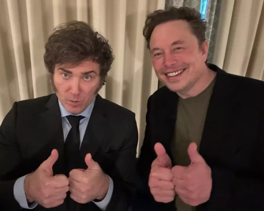 Javier Milei con su típico gesto de pulgares arriba, junto a Elon Musk, recientemente expulsado de la gestión norteamericana de Donald Trump.