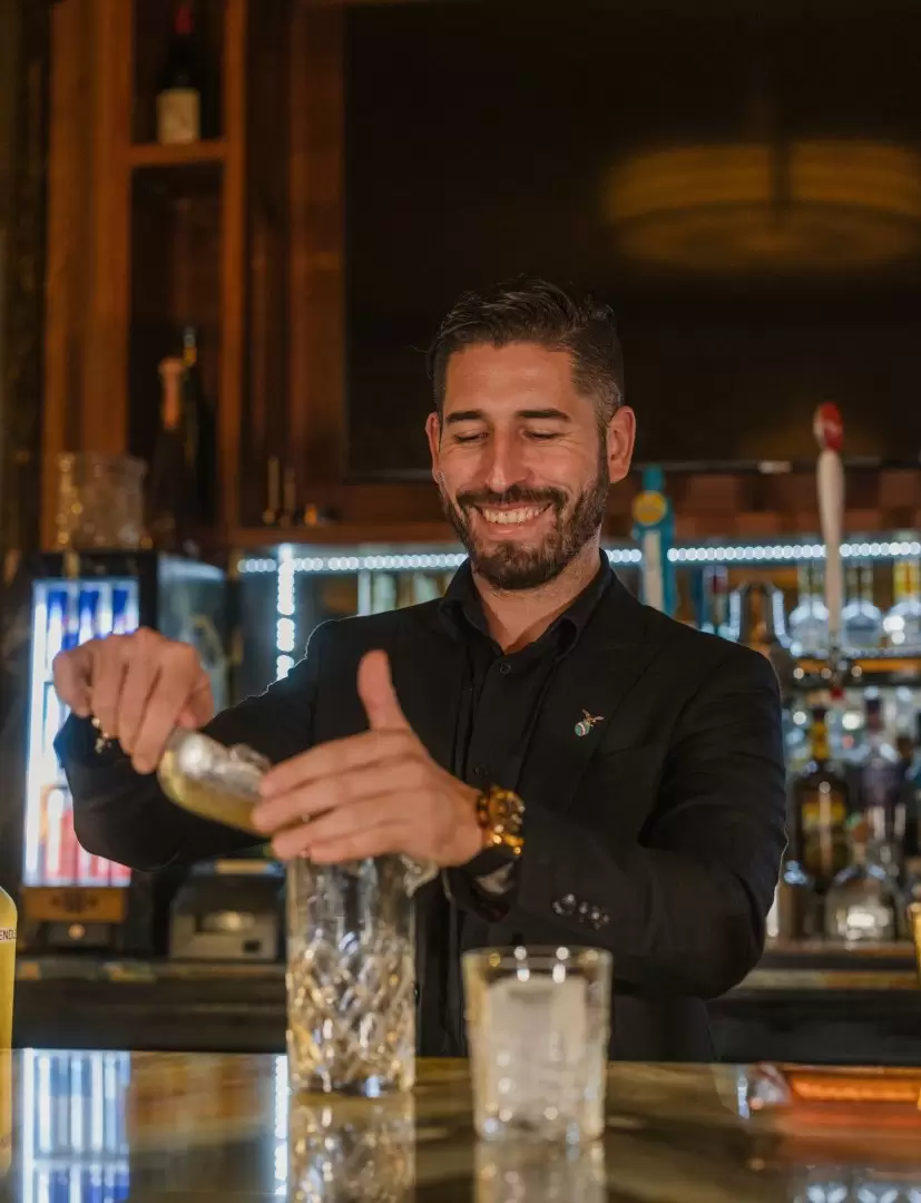 Del diseño a la barra: Juan Manuel Vázquez, el bartender argentino que conquistó la coctelería de Florida