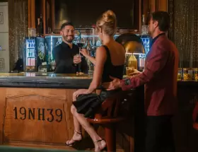 Del diseño a la barra: Juan Manuel Vázquez, el bartender argentino que conquistó la coctelería de Florida