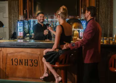 Del diseño a la barra: Juan Manuel Vázquez, el bartender argentino que conquistó la coctelería de Florida