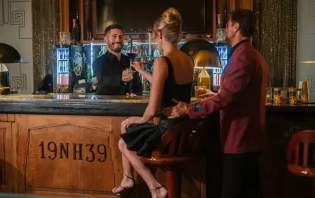 Del diseño a la barra: Juan Manuel Vázquez, el bartender argentino que conquistó la coctelería de Florida