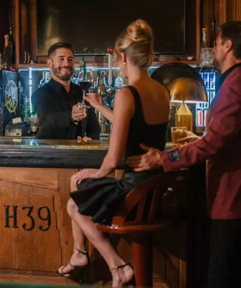 Del diseño a la barra: Juan Manuel Vázquez, el bartender argentino que conquistó la coctelería de Florida