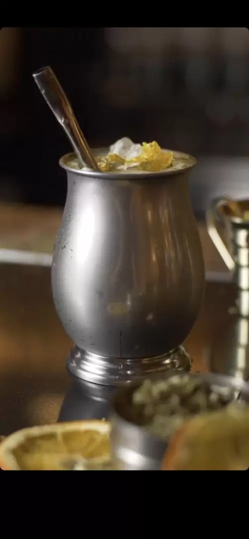 Del diseño a la barra: Juan Manuel Vázquez, el bartender argentino que conquistó la coctelería de Florida