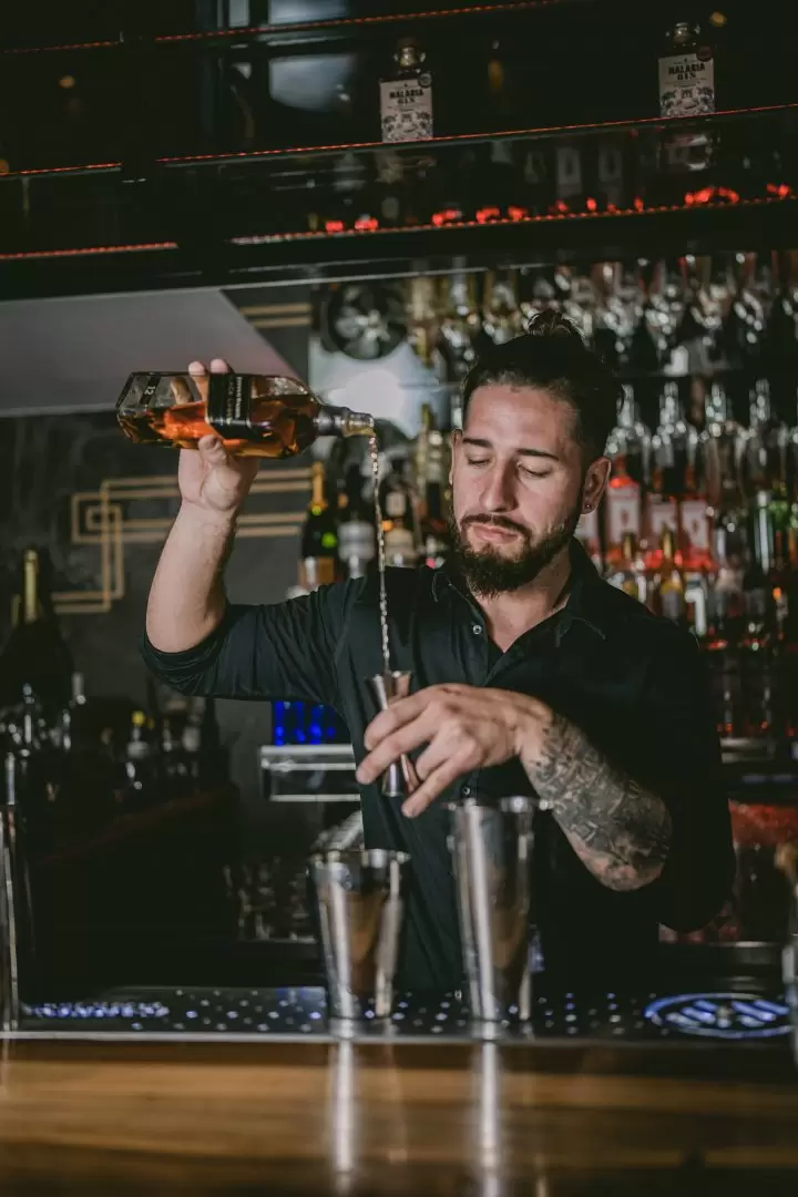 Del diseño a la barra: Juan Manuel Vázquez, el bartender argentino que conquistó la coctelería de Florida