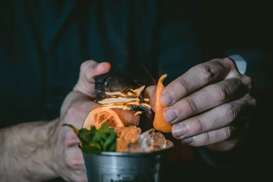 Del diseño a la barra: Juan Manuel Vázquez, el bartender argentino que conquistó la coctelería de Florida