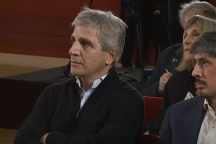 El ministro de Economía, Luis Caputo, escuchó en la primera fila el anuncio para blindar los "dólares del colchón".