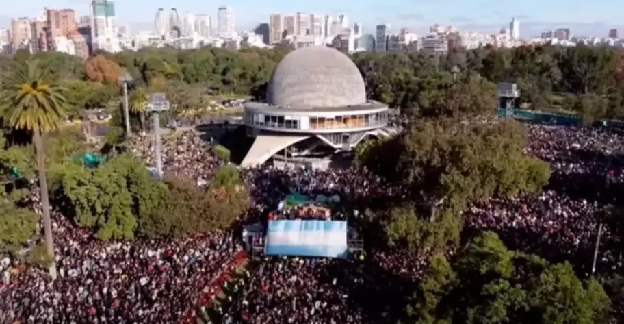 Migue Granados festejó los dos años de Olga en el Planetario de la Ciudad de Buenos Aires