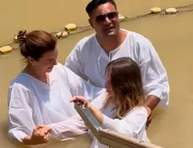 La diputada libertaria María Celeste Ponce en su bautismo evangélico en el río Jordán.