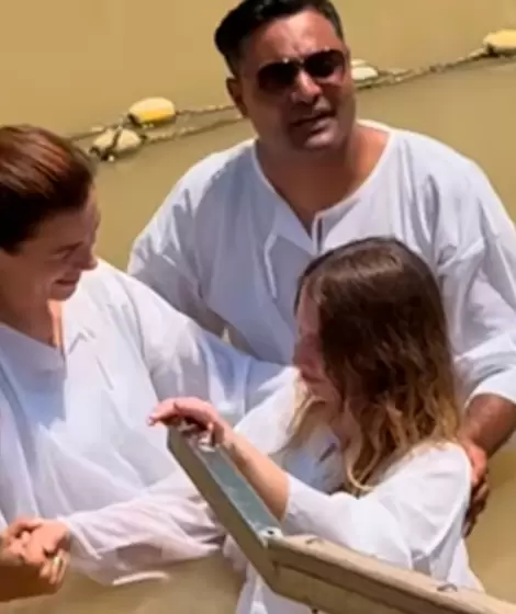 La diputada libertaria María Celeste Ponce en su bautismo evangélico en el río Jordán.