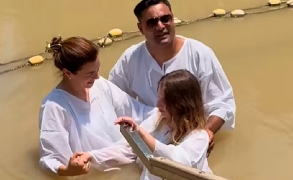 Mientras no hay plata para los jubilados, una diputada libertaria se fue a bautizar al río Jordán "con la tuya"