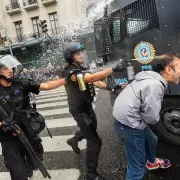 El sangriento protocolo antipiquetes de Bullrich sigue vigente tras un fallo judicial favorable al Gobierno