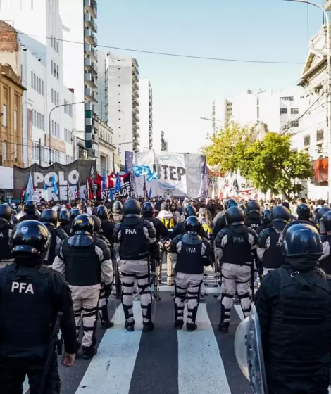 Organizaciones sociales y piqueteras en el Puente Pueyrredón