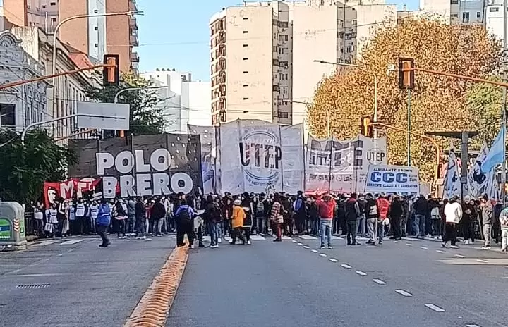 Organizaciones sociales y piqueteras en el Puente Pueyrredón