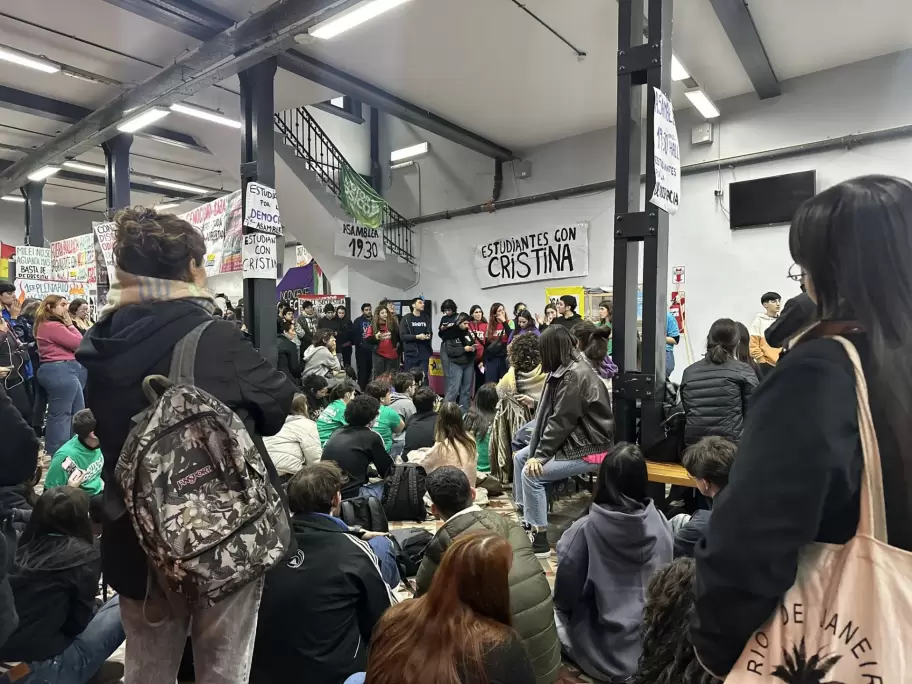 Estudiantes tomaron distintas facultades de la UBA en repudio a la condena a Cristina Kirchner