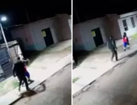 Brutal golpiza a un niño en plena calle