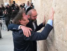 Javier Milei volvió a llorar en el Muro de los Lamentos