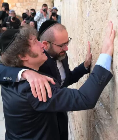 Javier Milei volvió a llorar en el Muro de los Lamentos
