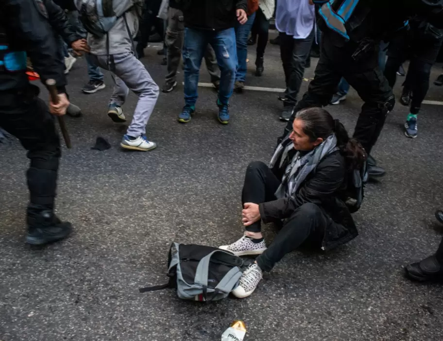 Una señora terminó en el piso y con el tobillo quebrado
