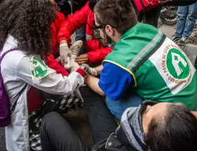 Una señora terminó en el piso y con el tobillo quebrado. Foto: Rocío Bao