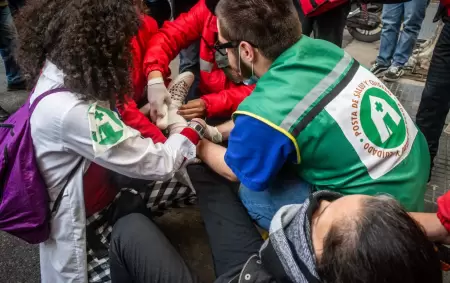 Una señora terminó en el piso y con el tobillo quebrado. Foto: Rocío Bao