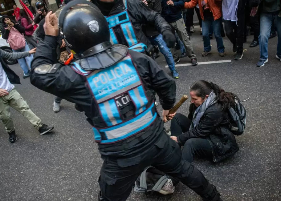 Una señora terminó en el piso y con el tobillo quebrado