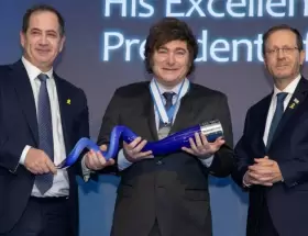 Durante su visita, Milei recibió el Premio Génesis