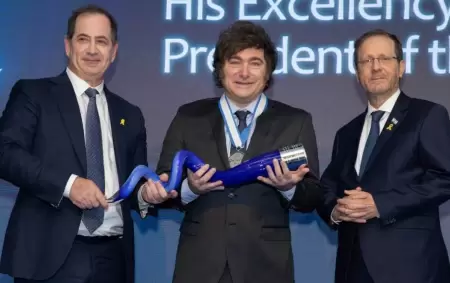 Durante su visita, Milei recibió el Premio Génesis